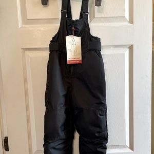NWT Kids Snowsuit with Bib. Adjustable straps. Black. Gender neutral. 4T.